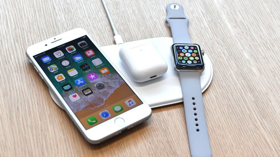 Qi-laddare som laddar med iPhone, Apple AirPods och Apple Watch